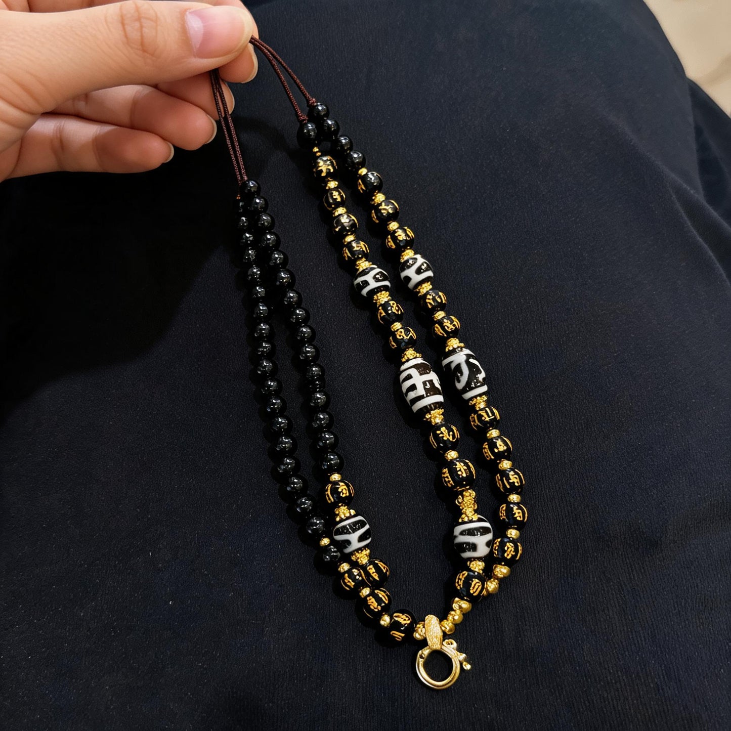 Design G dzi bead universal chain necklace display